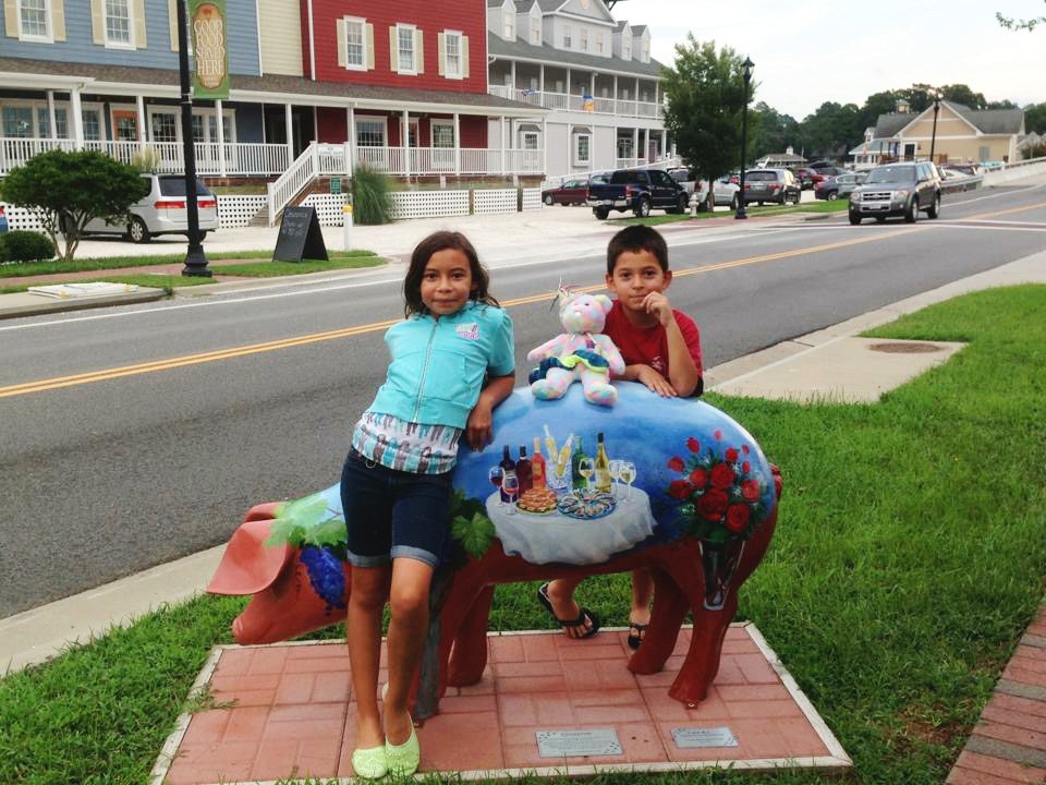 Kids at Smithfield Station Pig Statue